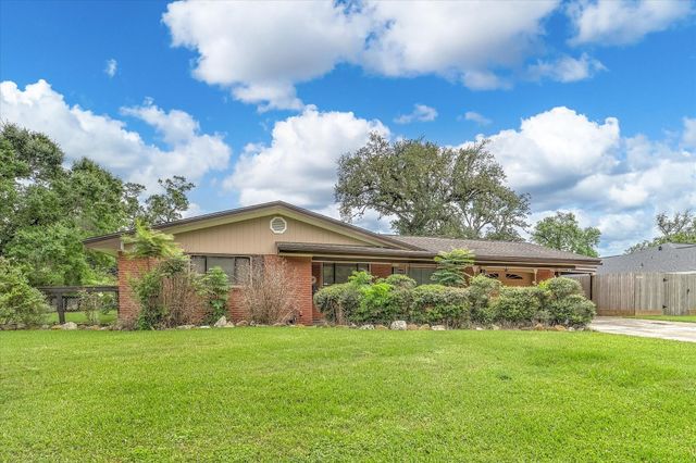 112 Persimmon Lane, Lake Jackson, TX 77566