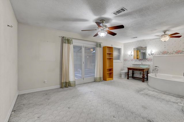 112 Persimmon Lane, Lake Jackson, TX 77566