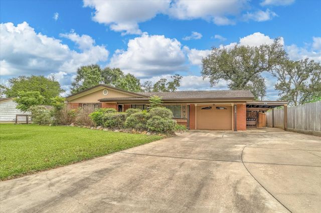 112 Persimmon Lane, Lake Jackson, TX 77566