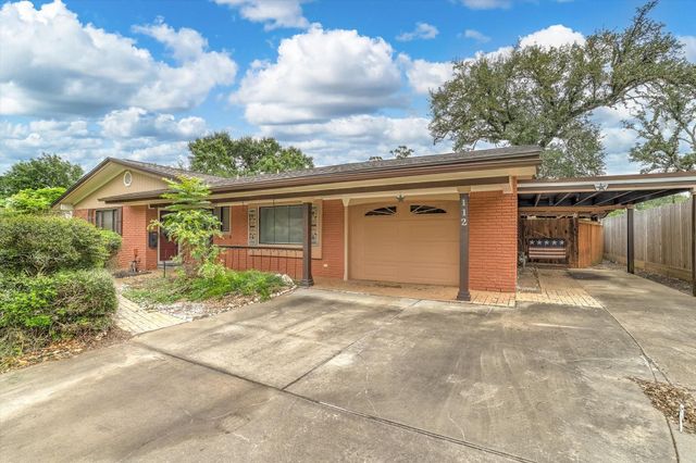 112 Persimmon Lane, Lake Jackson, TX 77566