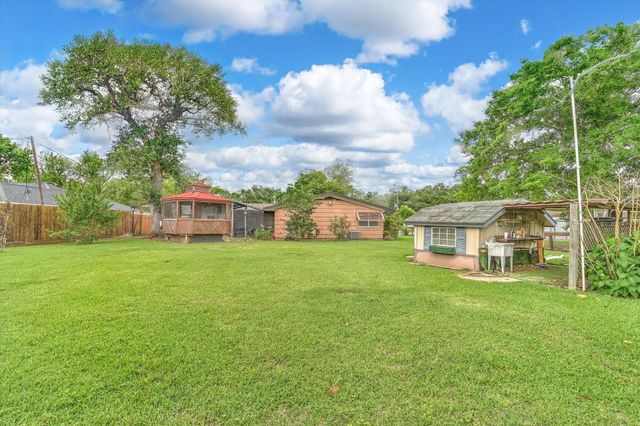 112 Persimmon Lane, Lake Jackson, TX 77566
