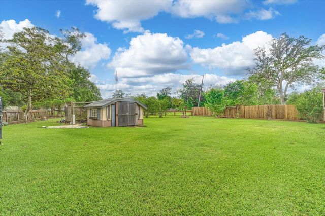 112 Persimmon Lane, Lake Jackson, TX 77566