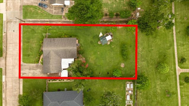 112 Persimmon Lane, Lake Jackson, TX 77566