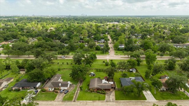 112 Persimmon Lane, Lake Jackson, TX 77566