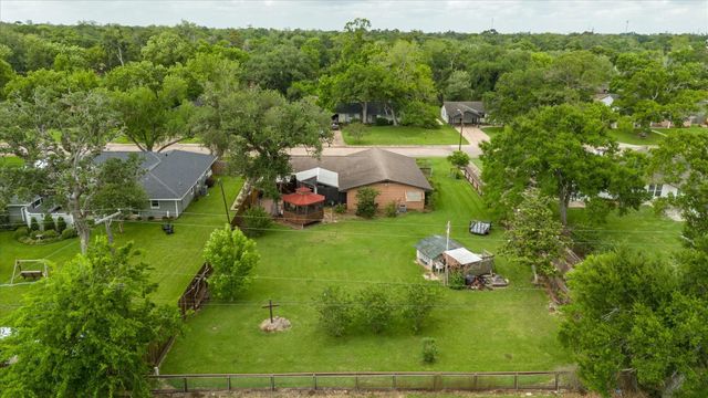 112 Persimmon Lane, Lake Jackson, TX 77566
