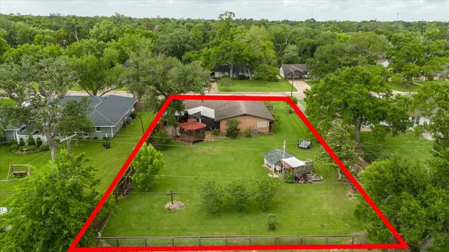 112 Persimmon Lane, Lake Jackson, TX 77566