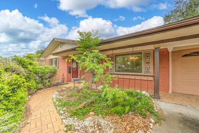 112 Persimmon Lane, Lake Jackson, TX 77566