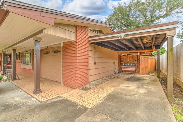 112 Persimmon Lane, Lake Jackson, TX 77566