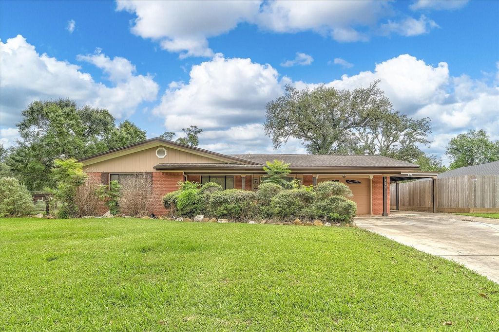 112 Persimmon Lane, Lake Jackson, TX 77566