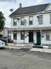 17 Railroad Ave, Phillipsburg Town, NJ 08865