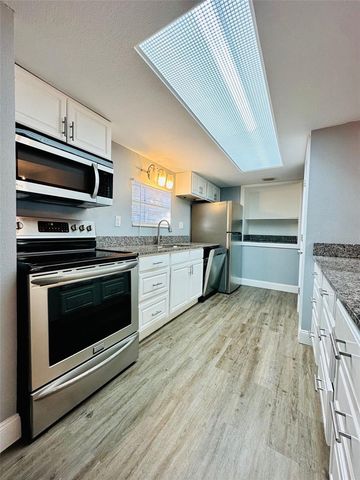 8002 HIBISCUS DRIVE 8002, Temple Terrace, FL 33637