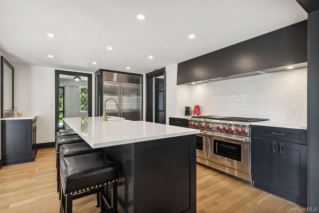 15 Lloyd Harbor Road, Lloyd Harbor, NY 11743