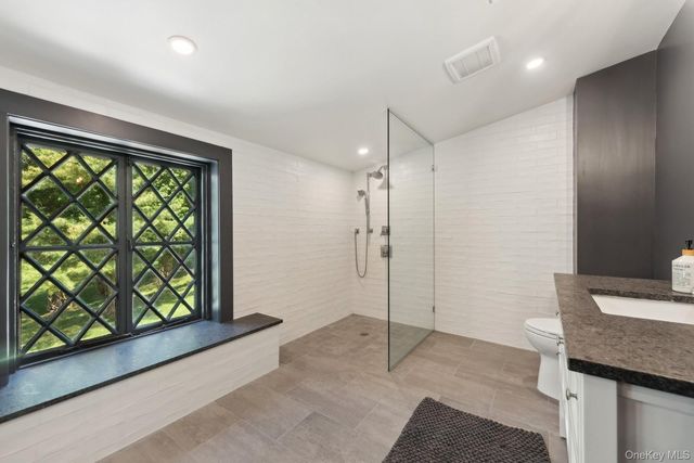 15 Lloyd Harbor Road, Lloyd Harbor, NY 11743