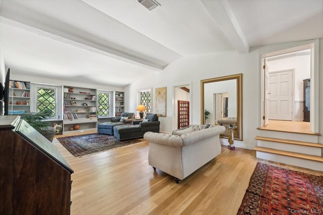 15 Lloyd Harbor Road, Lloyd Harbor, NY 11743