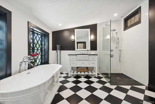 15 Lloyd Harbor Road, Lloyd Harbor, NY 11743