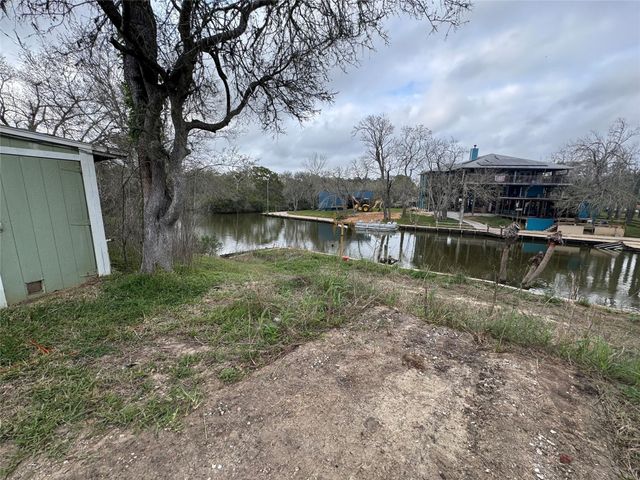 615 Shady Oaks Harbor, Alvin, TX 77511