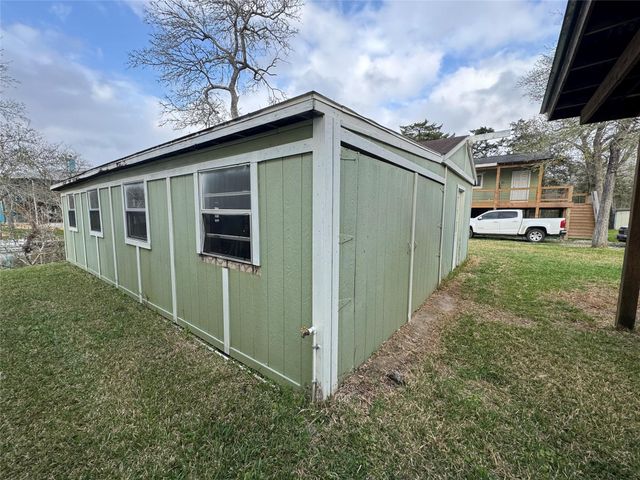 615 Shady Oaks Harbor, Alvin, TX 77511