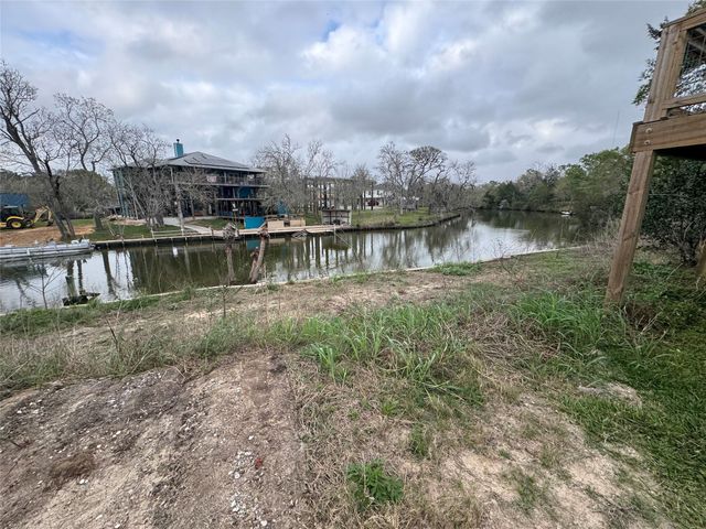 615 Shady Oaks Harbor, Alvin, TX 77511