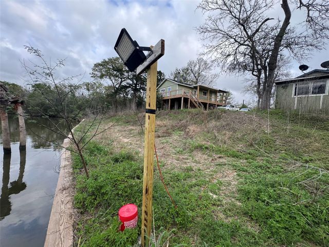 615 Shady Oaks Harbor, Alvin, TX 77511