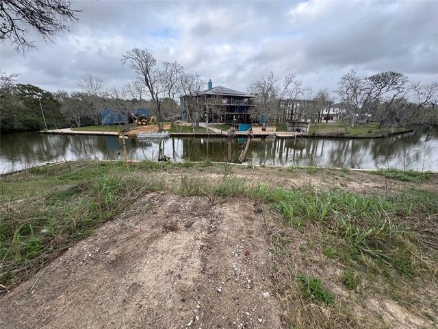 615 Shady Oaks Harbor, Alvin, TX 77511