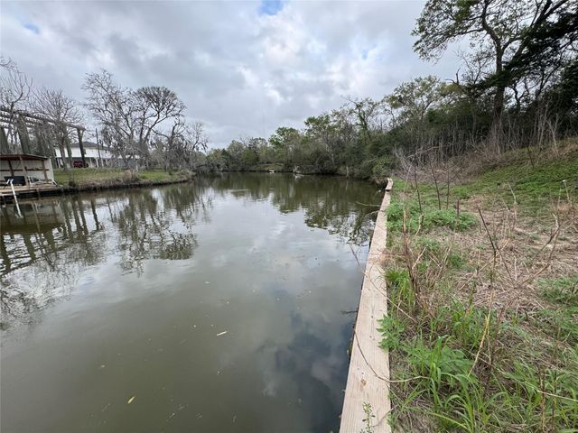 615 Shady Oaks Harbor, Alvin, TX 77511
