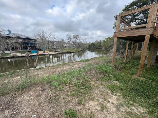 615 Shady Oaks Harbor, Alvin, TX 77511