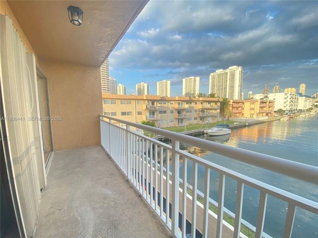 17051 NE 35th Ave 208, North Miami Beach, FL 33160