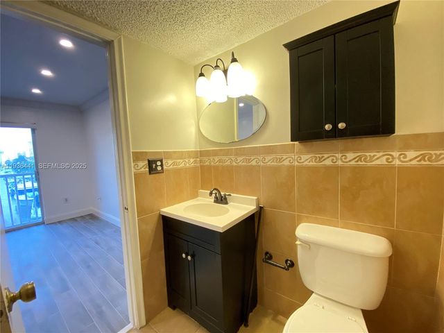 17051 NE 35th Ave 208, North Miami Beach, FL 33160