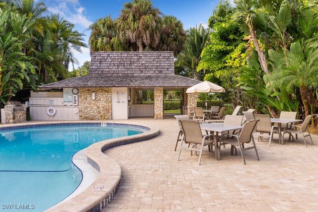 100 Tall Pine LN 1101, Naples, FL 34105