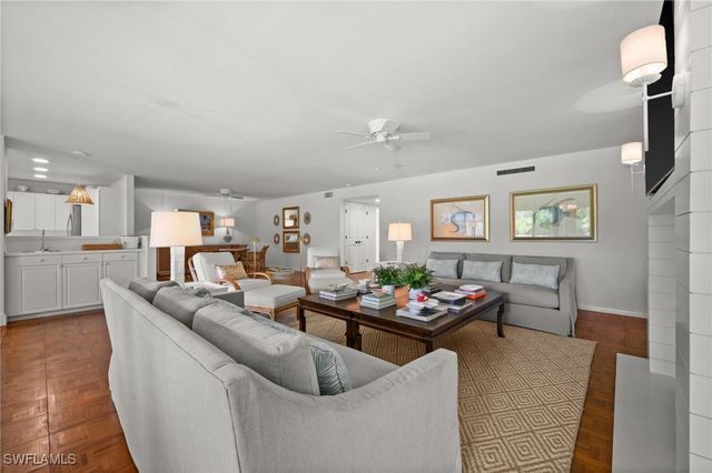 100 Tall Pine LN 1101, Naples, FL 34105