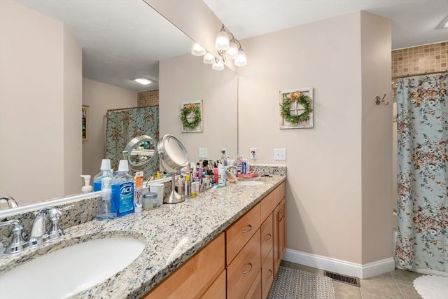 123 Carrington Ln 123, Uxbridge, MA 01569
