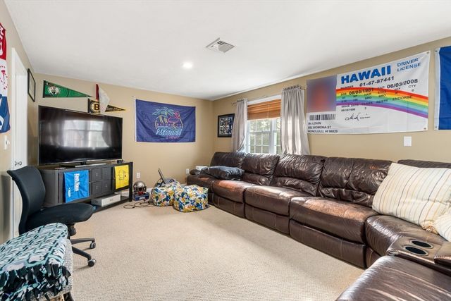 123 Carrington Ln 123, Uxbridge, MA 01569