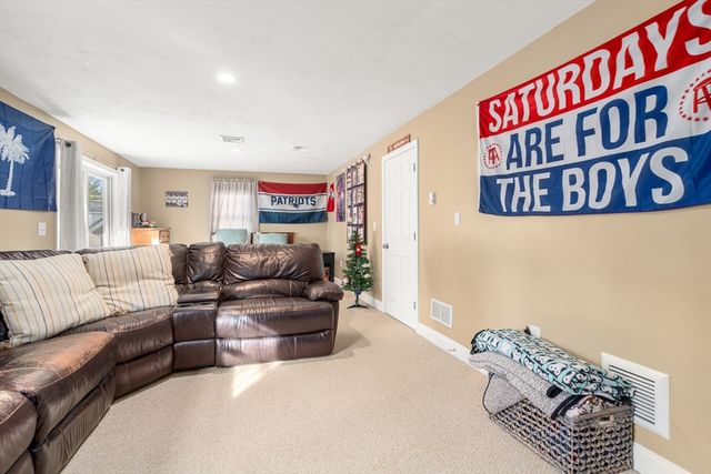 123 Carrington Ln 123, Uxbridge, MA 01569