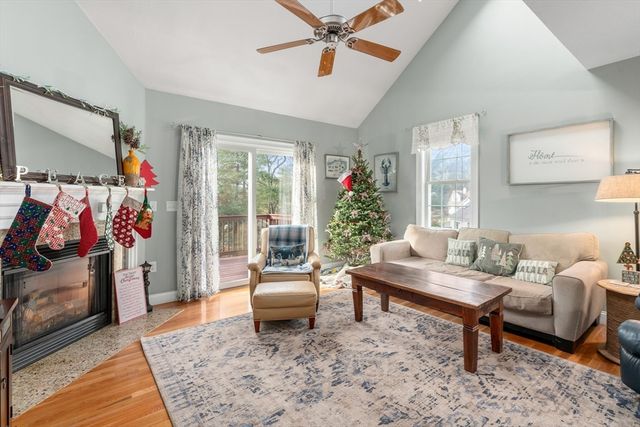 123 Carrington Ln 123, Uxbridge, MA 01569