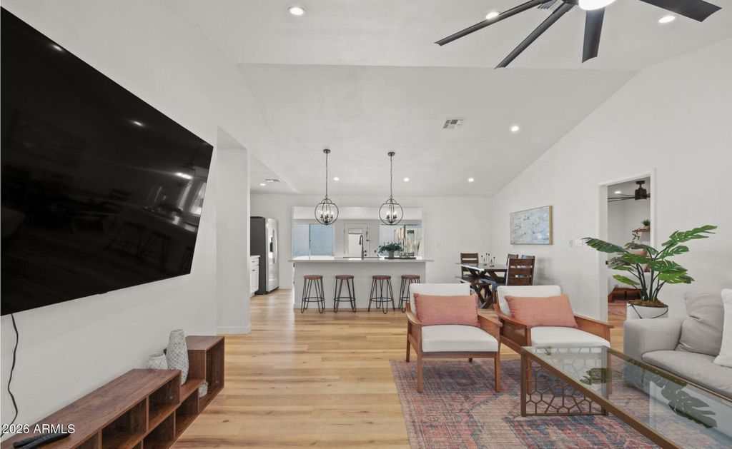 Image 7 of property listing at 4037 N 81ST Street, Scottsdale, AZ 85251