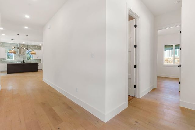 300 Bedford DR, Spicewood, TX 78669