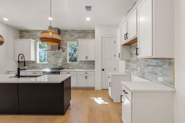 300 Bedford DR, Spicewood, TX 78669