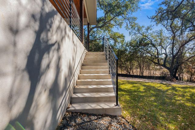 300 Bedford DR, Spicewood, TX 78669