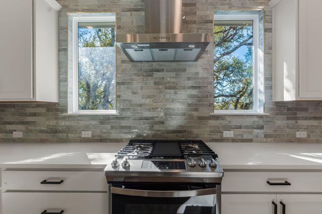 300 Bedford DR, Spicewood, TX 78669