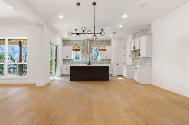 300 Bedford DR, Spicewood, TX 78669