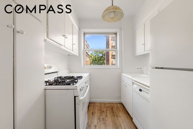 6861 Yellowstone Blvd Apt 518, New York City, NY 11375
