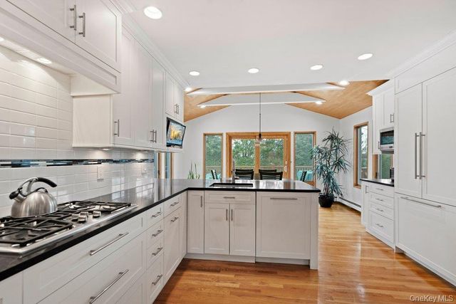 31 Prescott Place, Old Bethpage, NY 11804