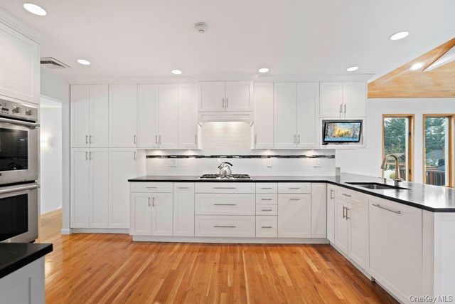 31 Prescott Place, Old Bethpage, NY 11804