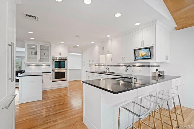 31 Prescott Place, Old Bethpage, NY 11804