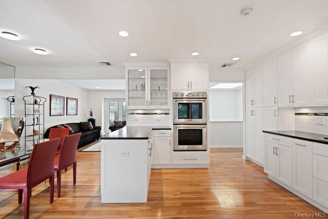 31 Prescott Place, Old Bethpage, NY 11804