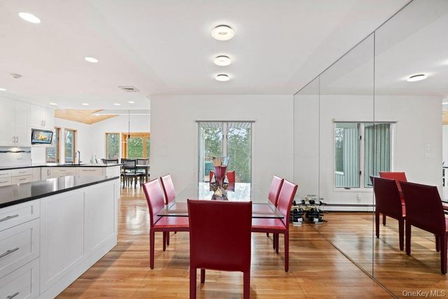 31 Prescott Place, Old Bethpage, NY 11804