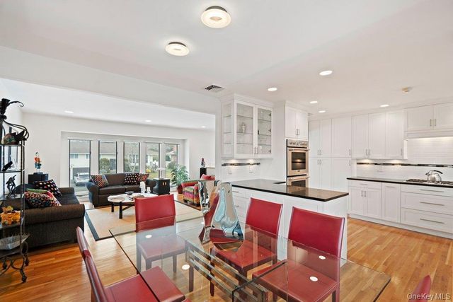 31 Prescott Place, Old Bethpage, NY 11804