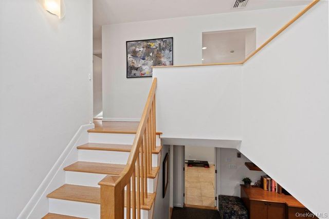 31 Prescott Place, Old Bethpage, NY 11804