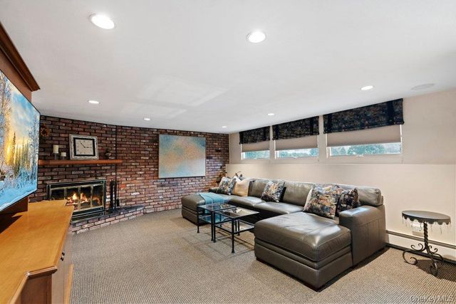 31 Prescott Place, Old Bethpage, NY 11804