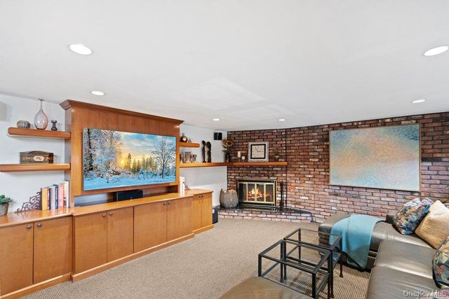 31 Prescott Place, Old Bethpage, NY 11804